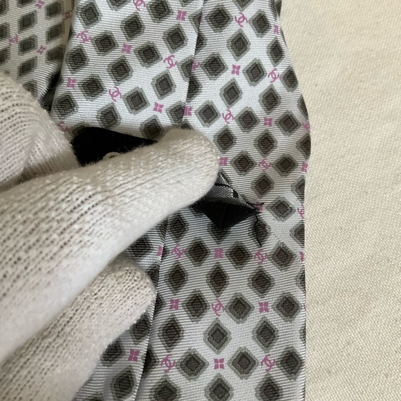 CHANEL Silk Classic CC Logo Design - Picture 4 of 6